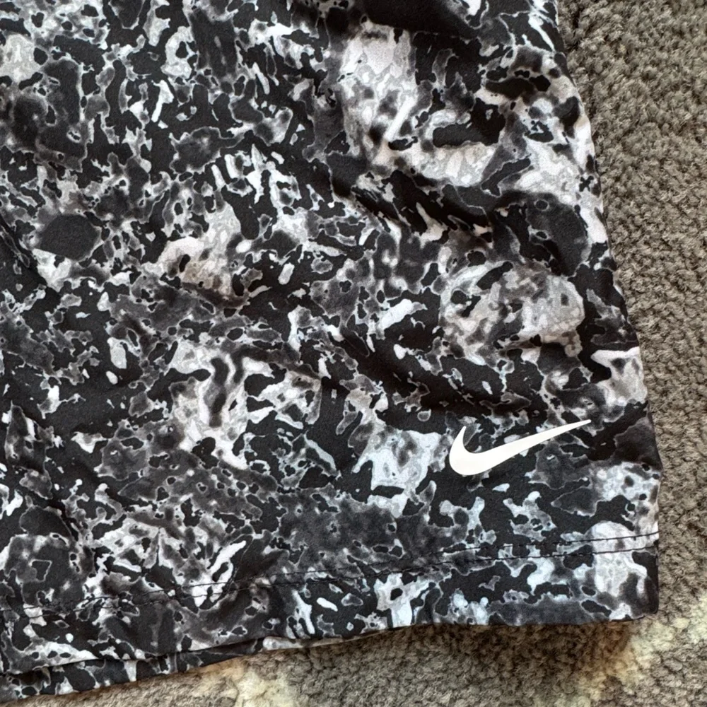 Nike Dri-FIT Shorts Size Medium Boys Black-Gray